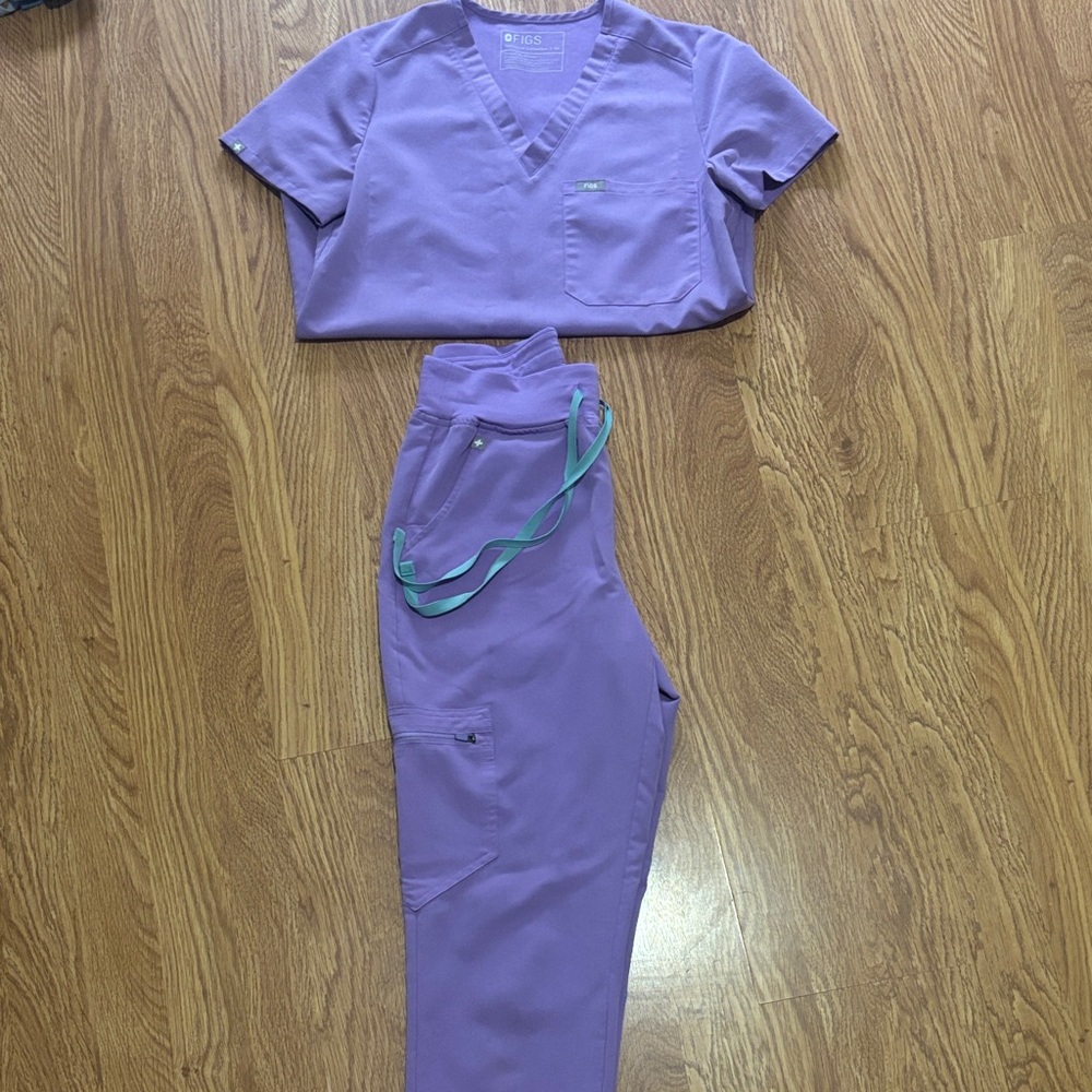Figs Women's Scrub Set in Lavender